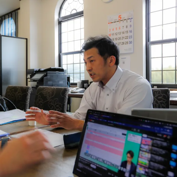 真剣に議論するビジネスパーソン